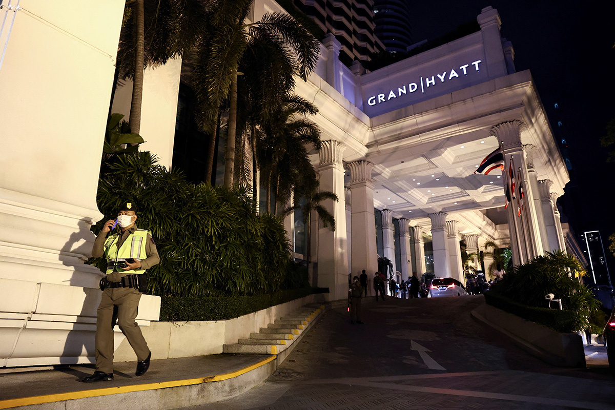 Chalinee Thirasupa / REUTERS📷Полиция в отеле Grand Hyatt Erawan в Бангкоке