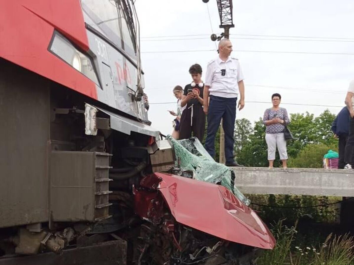    На месте столкновения поезда "Ласточка" с автомобилем в Ленинградской области© Фото : Северо-Западная транспортная прокуратура