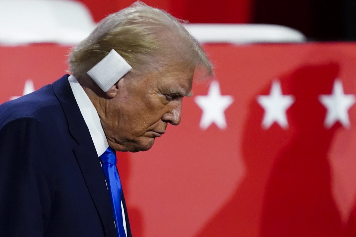 Фото © SHAWN THEW / EPA / ТАСС / Дональд Трамп после нападения