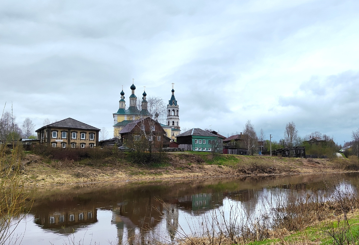 Вид на солигаличский Рождественский собор с берега реки Костромы