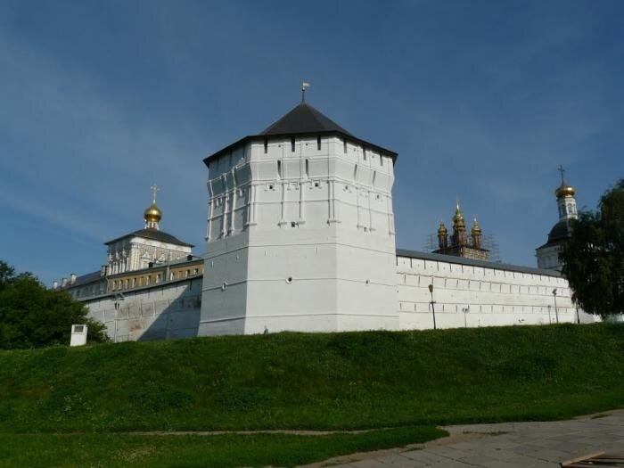 Пятницкая башня - решение в виде невысокого "шатра из драни"