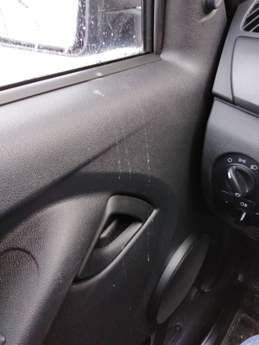 Вода льётся от места соприкосновения с зеркалами заднего вида