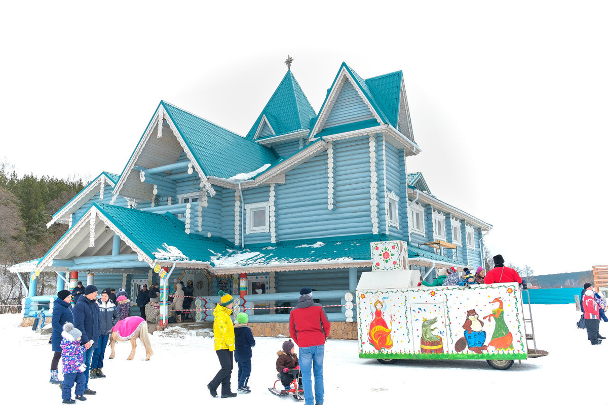 В выходные дни тут не протолкнуться. Внутри есть несколько комнат, в которых проводят мастер-классы, устраивают показы мультфильмов, а также проводятся ярмарки умельцев. Фото: Парк Сказов