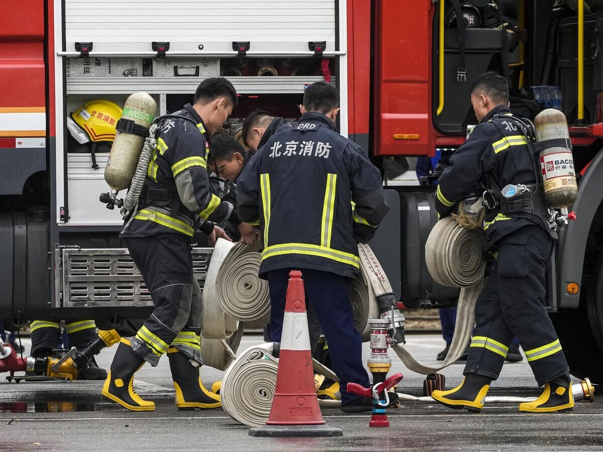    Китайские пожарные© AP Photo / Andy Wong