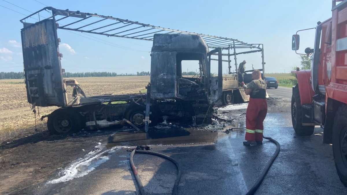 ВАЗ-2110 на встречке врезался в грузовик «Мерседес»: 2 человека погибла,  фура сгорела | Новости Воронежа | Дзен