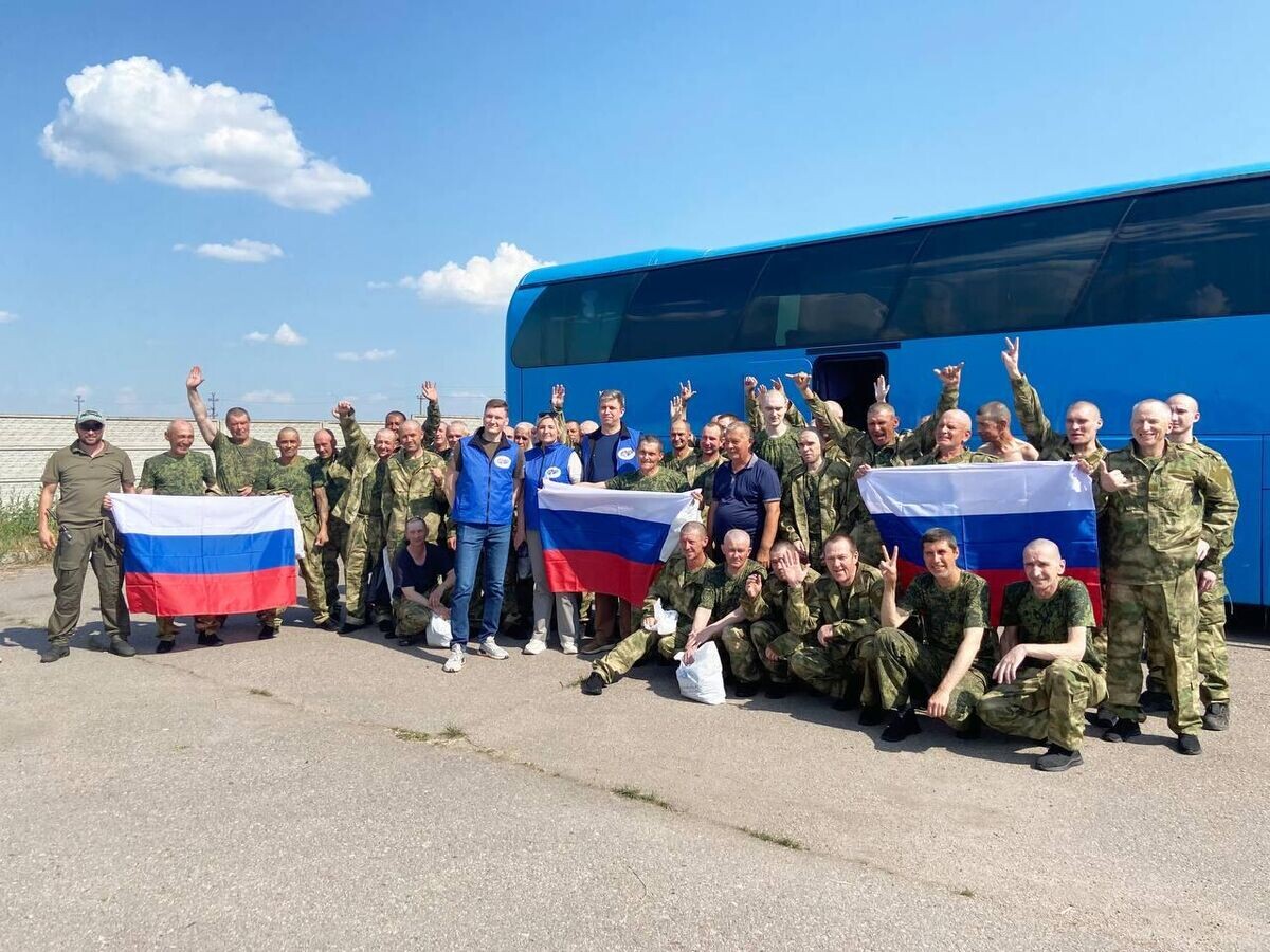    Российские военнослужащие после обмена военнопленными между Россией и Украиной© Фото : Омбудсмен Москалькова Татьяна/Telegram