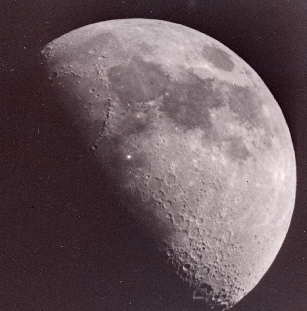 Вспышка на поверхности Луны.
Источник фото: http://user.astro.columbia.edu/~arlin/TLP/stuart.jpg