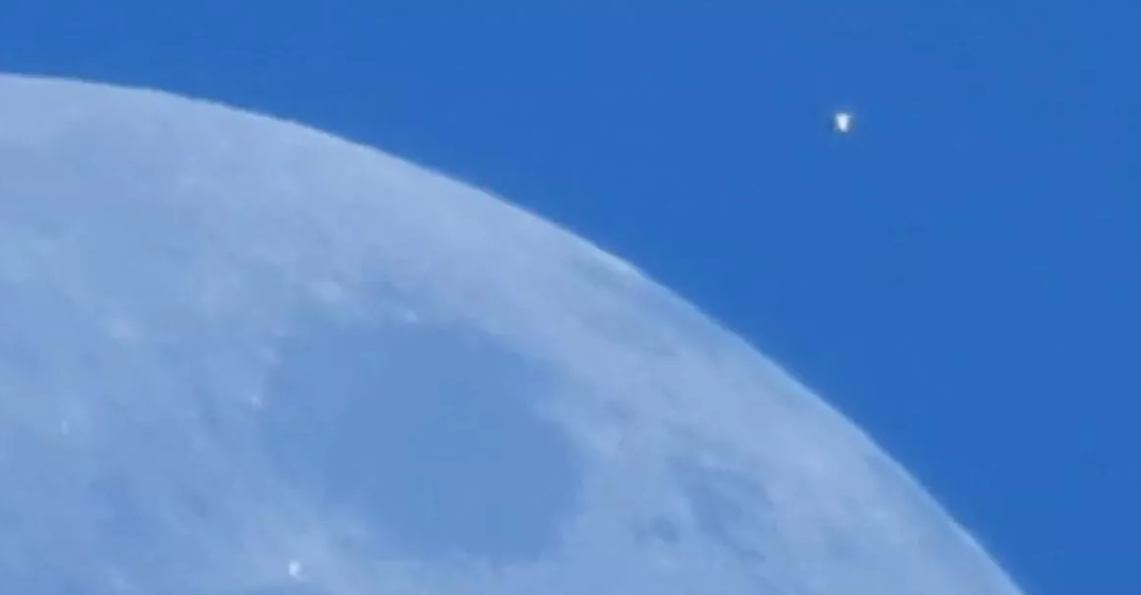 Объект возле Луны.
Источник фото: https://i2-prod.mirror.co.uk/incoming/article13009552.ece/ALTERNATES/s1200/0_PAY-PNMOONUFO01.jpg