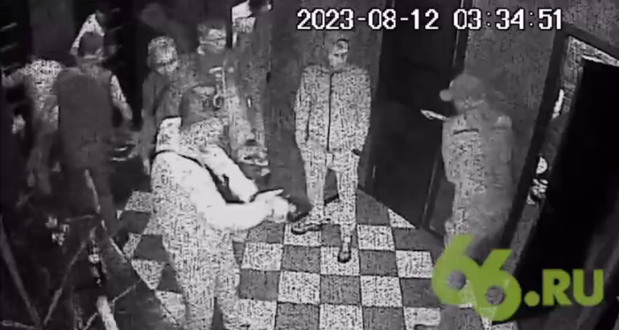    Бабушкин стреляет в товарища убитого и ранит его в живот
