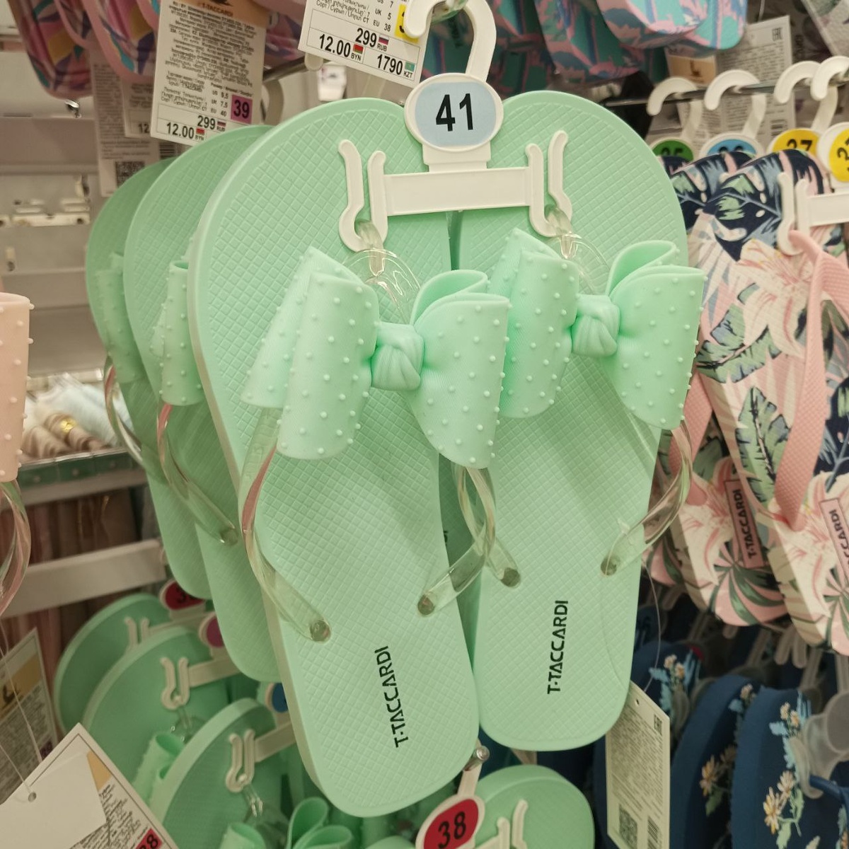 Присмотрела вот такие. Нежный мятный цвет и милые бантики. По-моему будет хорошо 