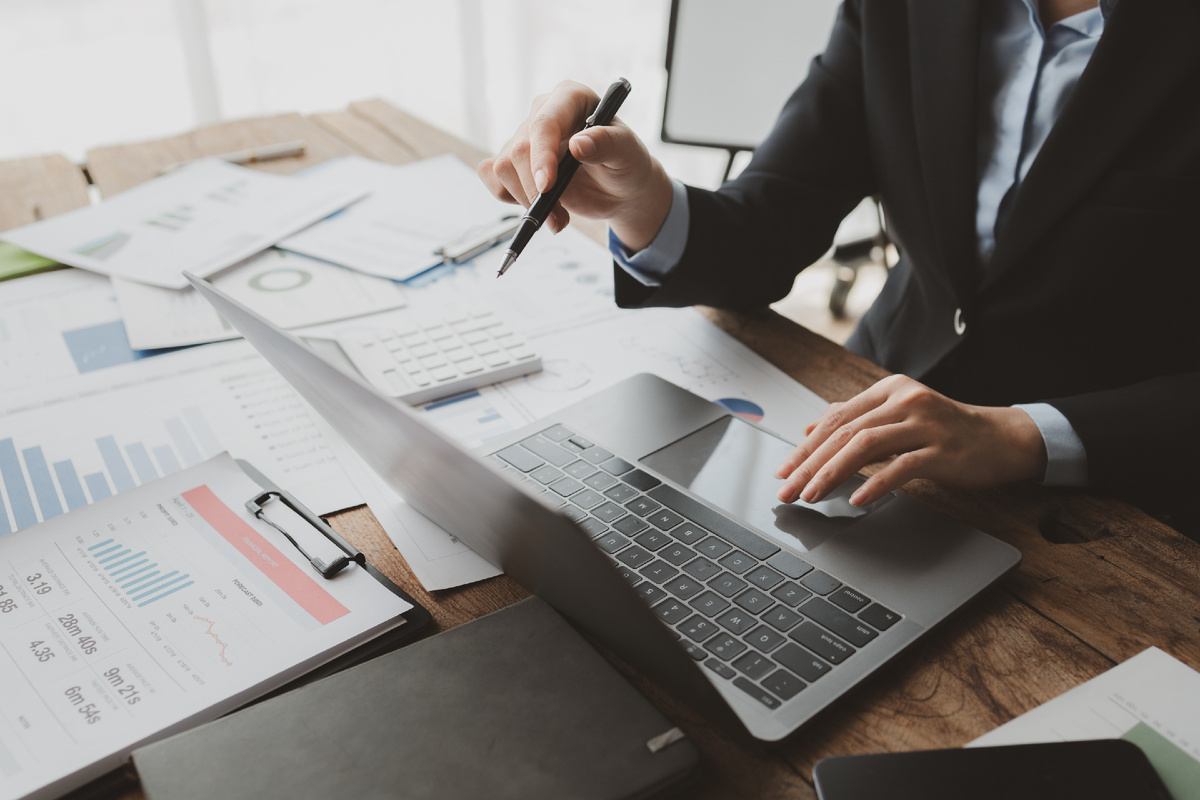 Минфин рассказал, как выставлять счета-фактуры на аванс по длящимся услугам, в том числе при их частичном оказании