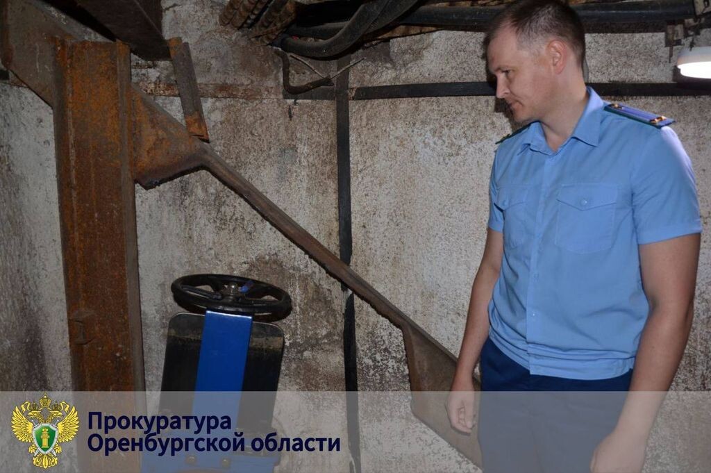    На илопроводе в районе с. Южный Урал установили номерные пломбы, чтобы контролировать прекращение спуска ила