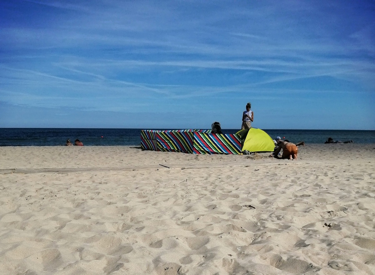 На Балтийских пляжах всегда ветер. Вот такие бортики продаются для защиты от ветра.