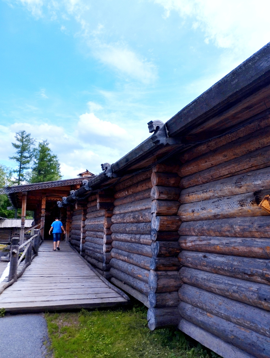 Посмотрите, какие коньки на крыше. 