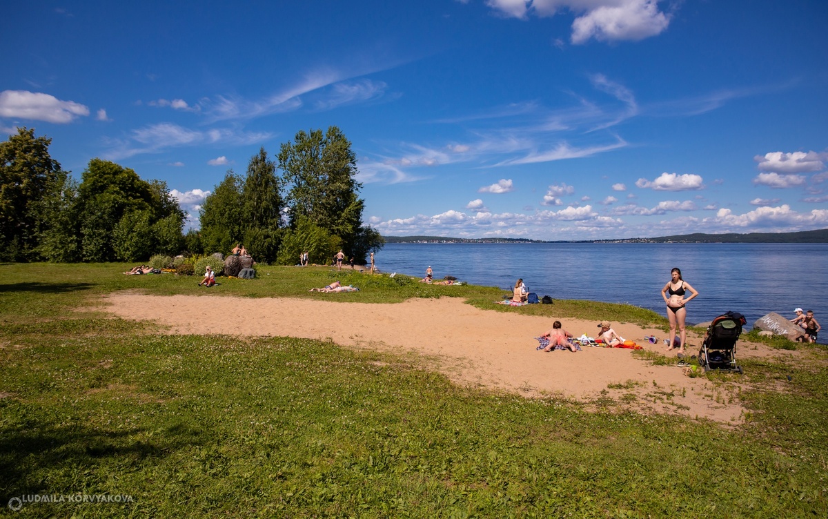     Жара выгнала жителей Петрозаводска на озеро: купаться запрещено