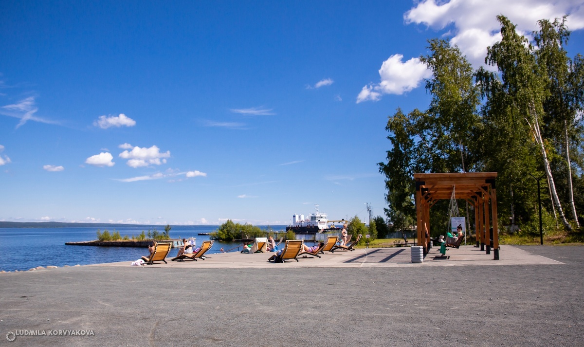     Жара выгнала жителей Петрозаводска на озеро: купаться запрещено