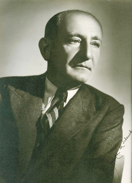 Джозеф Шенк. Он же Иосиф Михайлович Шейнкер. Американский кинопродюсер, пионер киноиндустрии, сыгравший ключевую роль в её развитии в Соединённых Штатах. Как один из основателей Американской Академии кинематографических искусств и наук, в 1952 году получил специальный «Оскар» за выдающиеся заслуги в кинематографе в знак признания его значительного вклада в развитие киноиндустрии; его звезда на голливудской «Аллее славы» находится в 6757 квадрате.