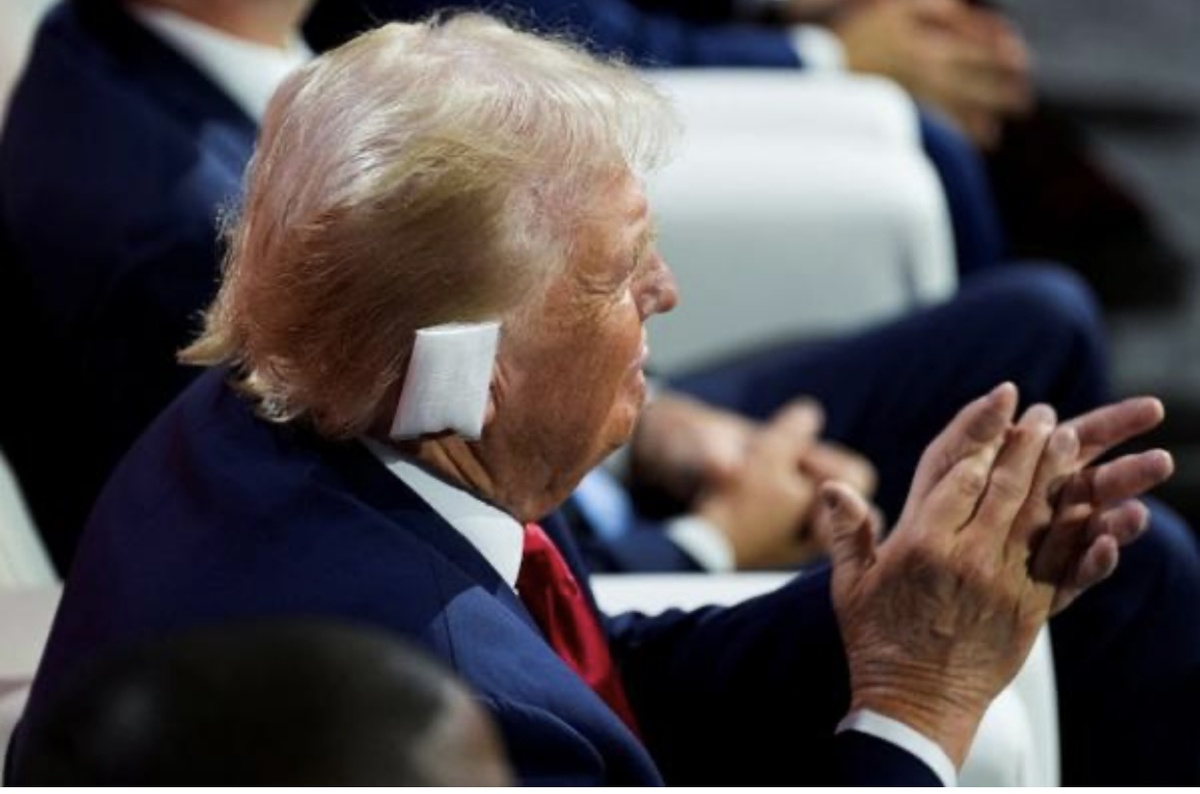 Власти США в последние несколько недель получили разведданные данные о заговоре Ирана с целью покушения на Дональда Трампа, пишет CNN со ссылкой на источники. Кандидата в президенты США предупреждали, что ему нежелательно проводить уличные митинги. Как отмечает телеканал, указаний на связь между Ираном и Томасом Мэтью Круксом, который совершил покушение на Трампа 13 июля, нет.