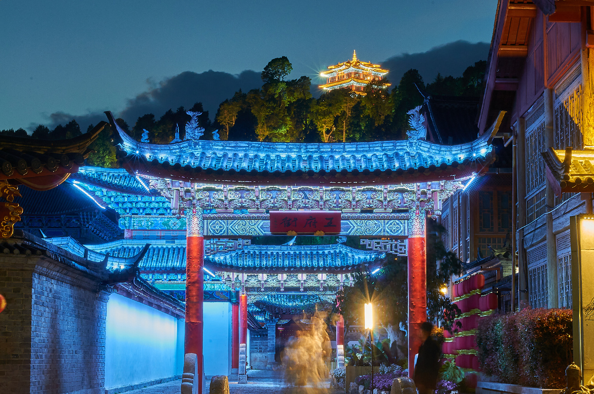 Вечерний променад в городе Лицзян, Китай (фото автора)