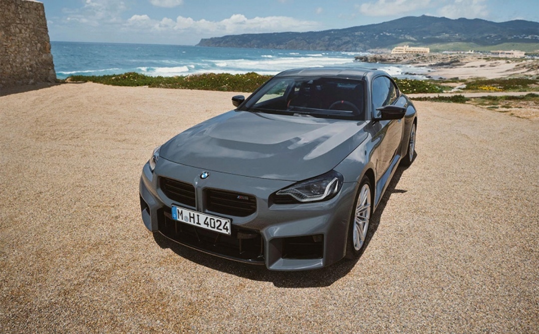Спортивный автомобиль BMW M2 скузовом G87 теперь доступен дляроссиян. Впервые эта модель былапредставлена в прошлом месяце,поэтому в дальнейшем она будетназываться моделью 2025 года.