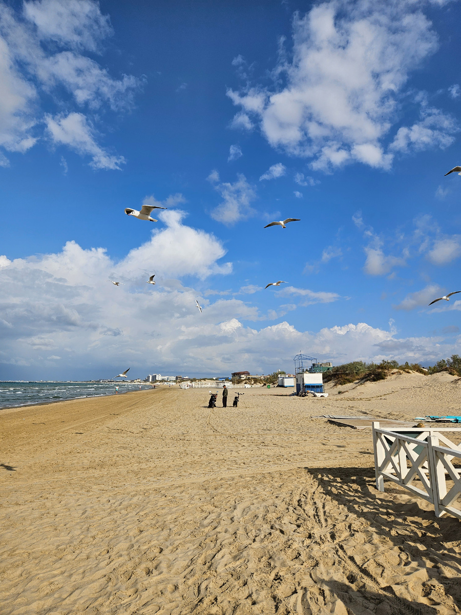 Летать краснодарский край. Сочи адлер аэропорт вид с самолета. Аэропорт сочи-адлер море. Самолет над морем. Самолет над сочи.
