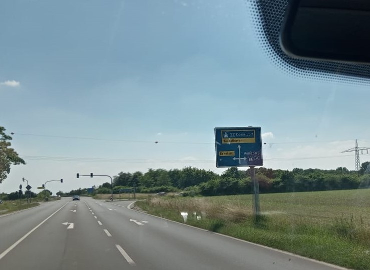 Поворот налево всегда имеет отдельную полосу. 