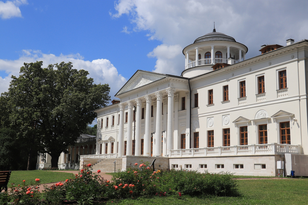 Адрес: г. Москва, п. Рязановское, с. Остафьево, Троицкая ул., 1А.