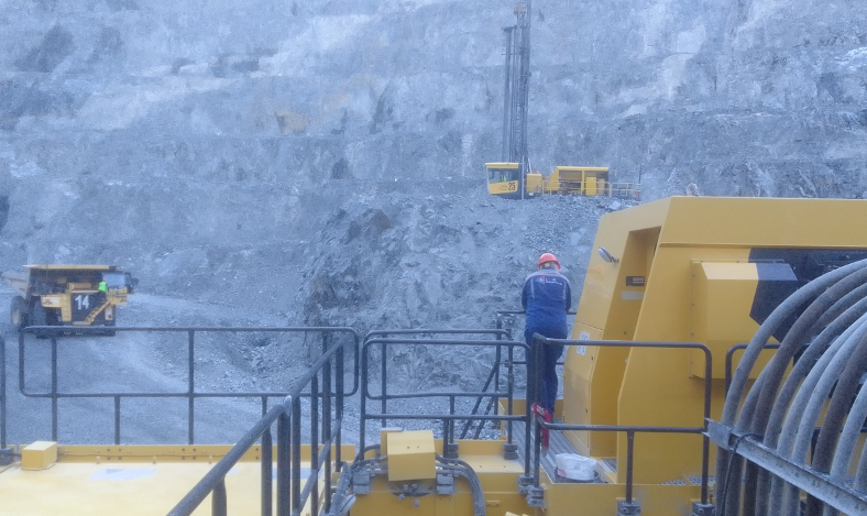 Фото читателя "Юрий Стрелец". В карьере, буровой станок на верхнем горизонте. 