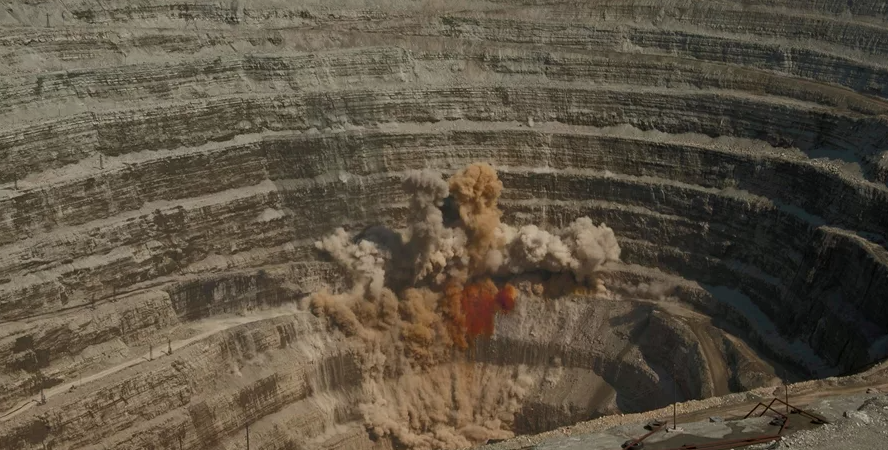 lifeisphoto.ru. Фото с Яндекса. Хлопок в карьере. Есть работа для самосвалов. Все работы остановлены. Техника безопасности, прежде всего.