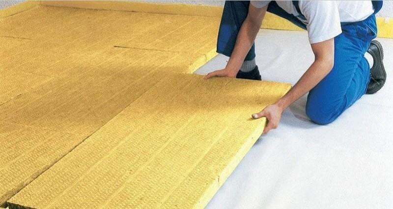 В основном для звукоизоляции пола используют устаревший способ - с помощью минеральной ваты