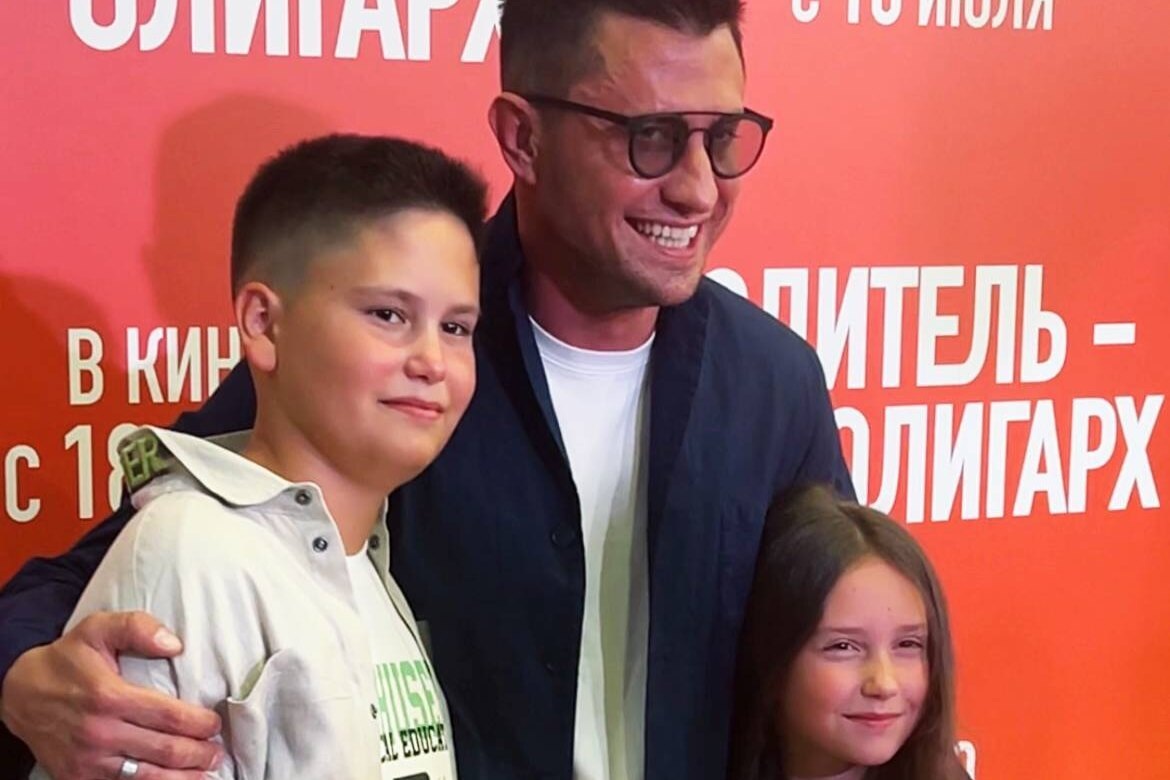     Павел Прилучный появился на премьере без молодой жены, но с дочерью и сыном от Агаты Муцениеце