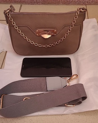 Оригинал Versace Collection, маленькая  серая сумочка на плечо, цена 5000. Плечевого ремня нет, использую для фотографии от своей сумки.