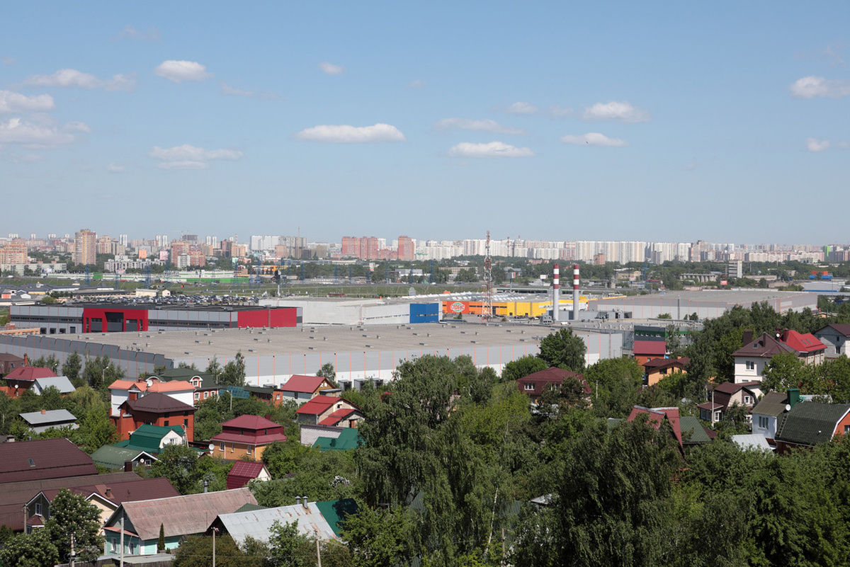 Промзона и гаражи уступают место новой застройке жилыми комплексами. Фото: Дмитрий Неумоин, Lori.ru