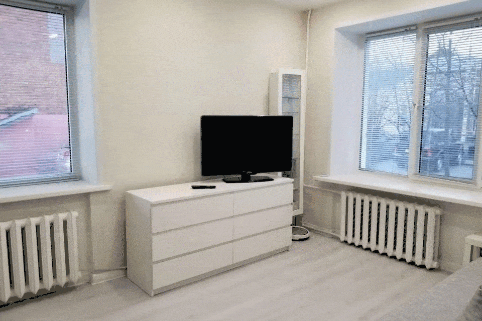 Два окна добавят света, но уменьшат приватность. Фото: Домклик