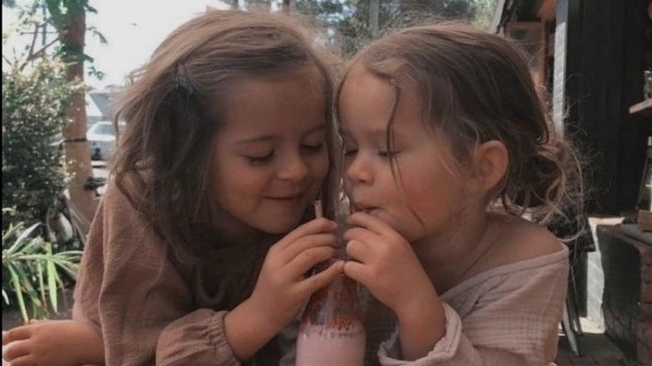 Фото двух сестёр