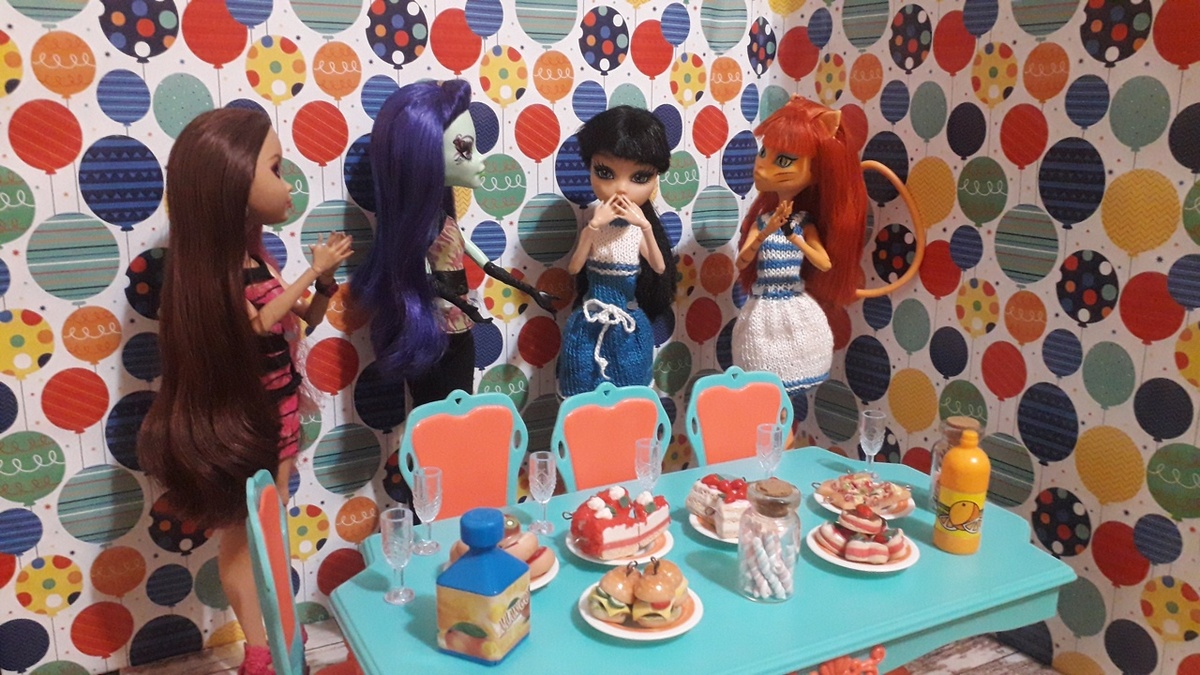 Подруг помогли накрыть праздничный стол.