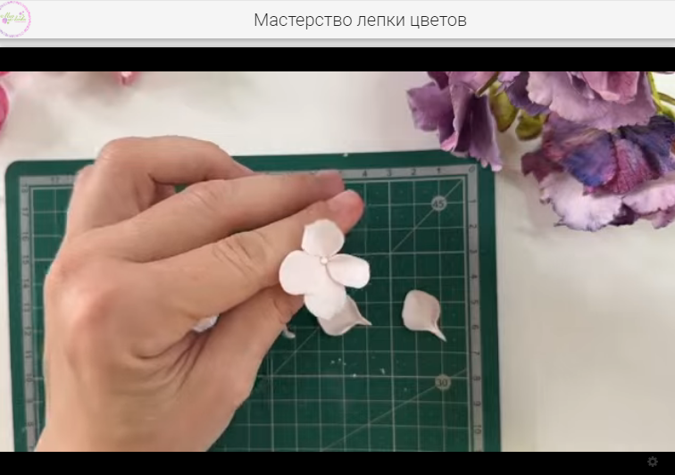 Для сборки герба России нужно примерно 10 000 таких маленьких цветочков. Принять участие в лепке могут все желающие - участникам будут выданы сертификаты участников рекорда.