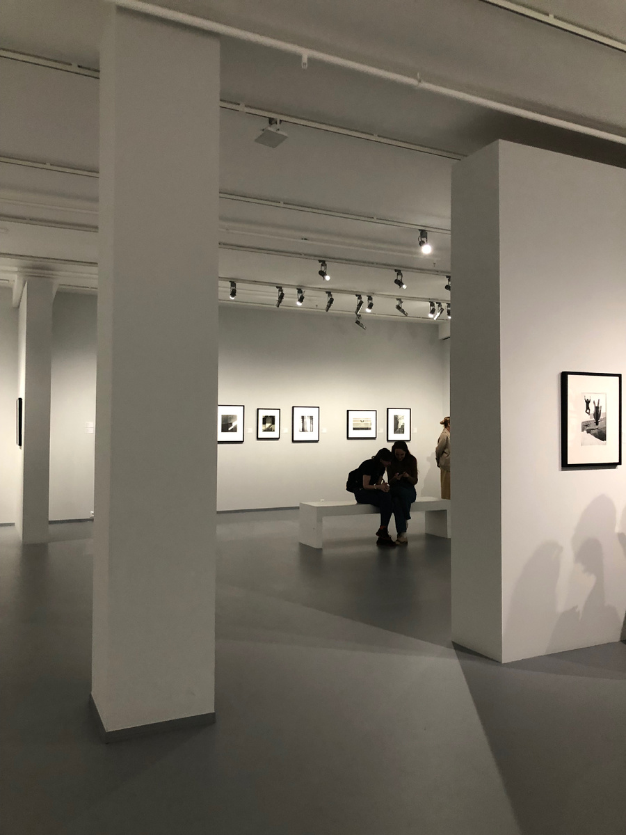 Минималистично пространство МАММ как нельзя лучше подходит для презентации лаконичных черно-белых фотографий