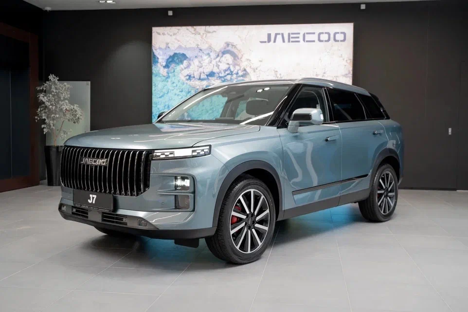 Кроссовер JAECOO J7 в сером цвете