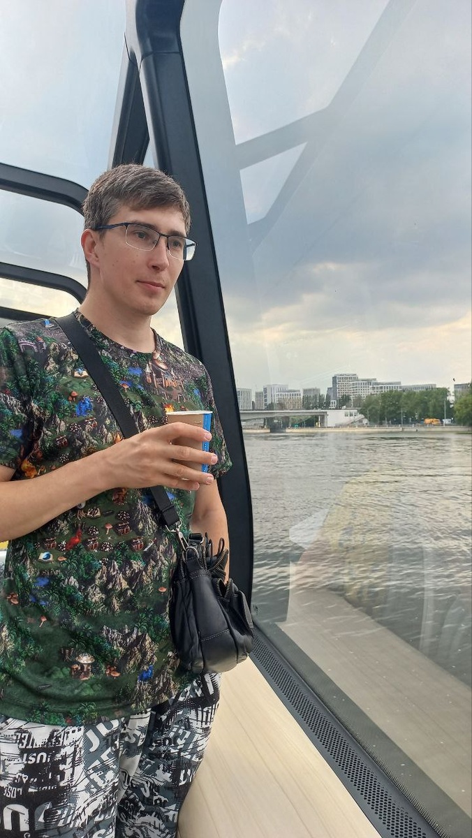Автор расстроился, когда узнал, что после 30-ти нельзя ходить в яркой футболке и высоких носках с кроссовками. ))