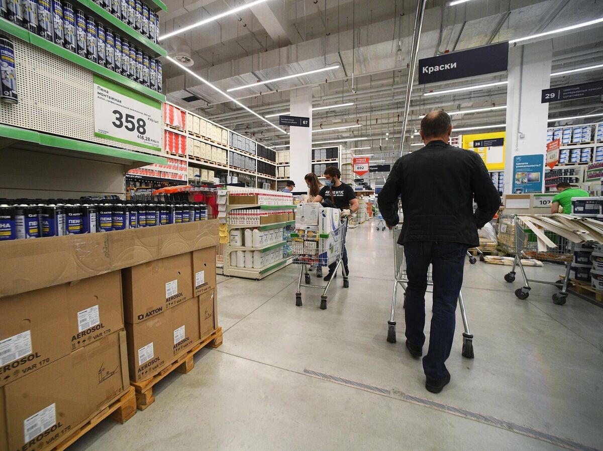    Покупатели в магазине товаров для строительства и ремонта в Москве© РИА Новости / Евгений Одиноков