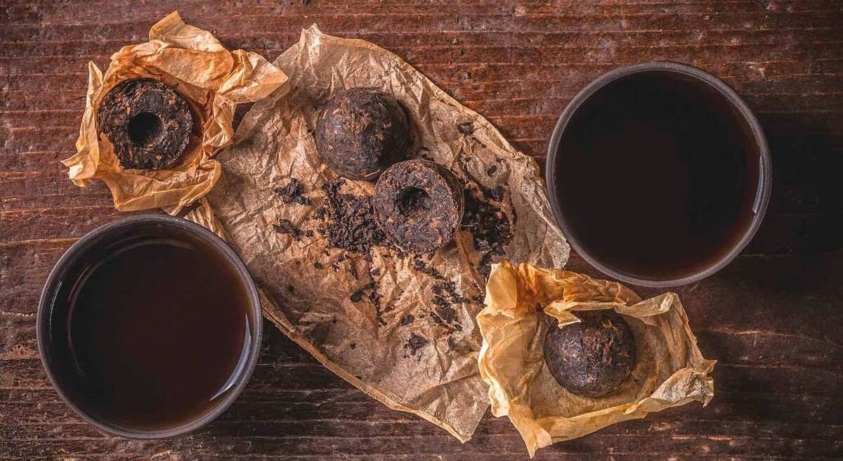 Пуэр часто прессуют для улучшения его качества и для удобства хранения, так как прессованный чай занимает меньше места и лучше сохраняется.