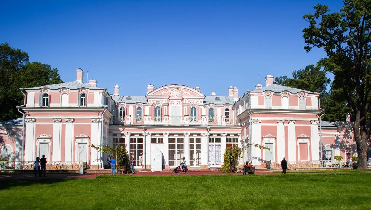 Китайский дворец, Ораниенбаум, наши дни (мне кажется, вы прекрасно знаете, что реконструкция дворца закончена, и по этому радостному поводу приезжал сюда 11 июля президент В. В. Путин) 