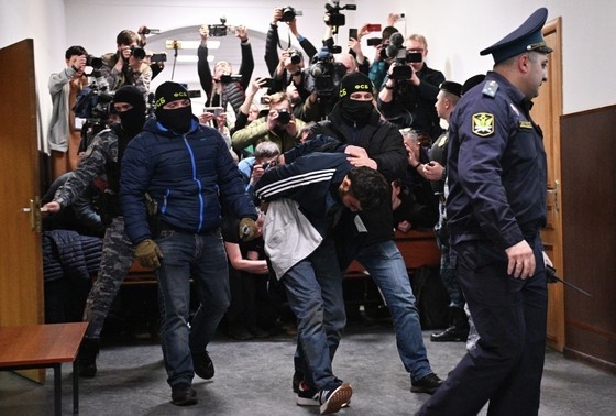    Далержон Мирзоев (в центре), задержанный по подозрению в террористическом акте в «Крокус Сити Холл»