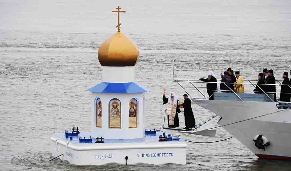 Православный навигационный бакен на слиянии Оби и Иртыша., 