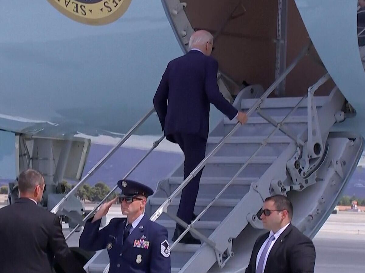    Байден на борту самолета © Пул
