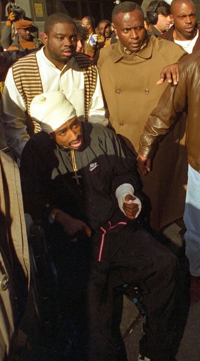 Тупак после того как получил пять выстрелов на пути к студии где находился Notorious BIG и Puff daddy