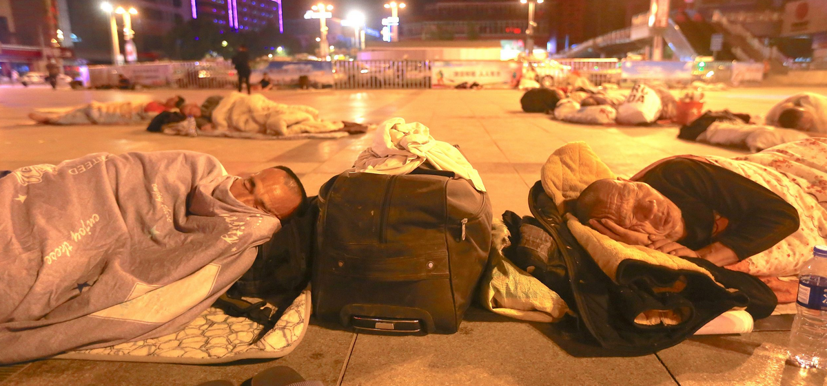 Сумка с одеждой, подушкой и одеялом - большего и не надо