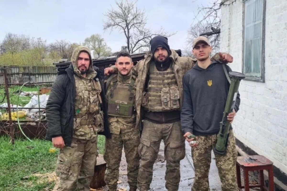    Сверкая пятками.