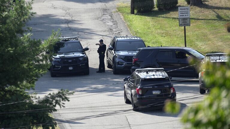 © AP Photo / Joshua A. Bickel Сотрудники правоохранительных органов США возле дома Томаса Мэтью Крукса, подозреваемого в покушении на Дональда Трампа.
